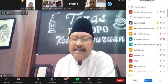 Wali Kota Pasuruan Saifullah Yusuf saat memimpin rapat melalui zoom bersama para ketua RT/RW se-Kota Pasuruan.