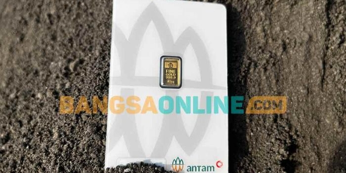 Harga emas Antam per hari ini mengalami sedikit penurunan. Foto: Sulthon/Bangsaonline.