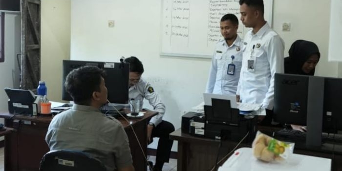 imigrasi-kediri-serah-terima-wn-filipina-pelanggar-hukum-keimigrasian-ke-rumah-detensi-surabaya