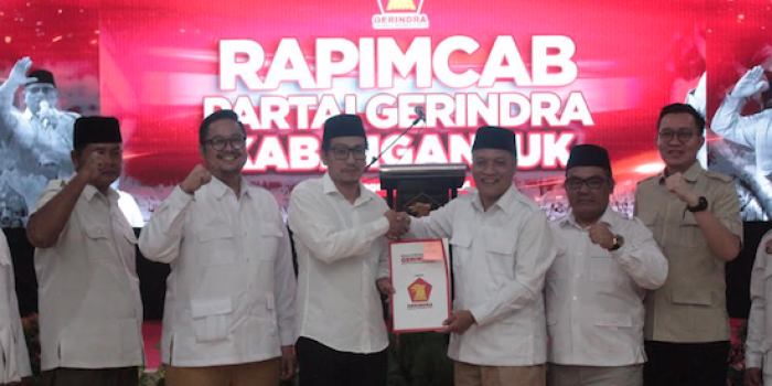 Penyerahan surat rekomendasi DPP Partai Gerindra diberikan dari perwakilan DPD Partai Gerindra Jawa Timur kepada Gus Ibin