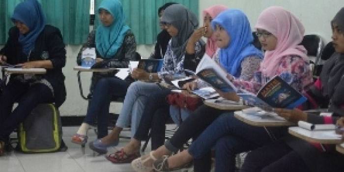 ?Peserta pelatihan Jurnalistik di Akademi Kebidanan Nahdlatul Ulama Tuban. Foto:suwandi/BANGSAONLINE