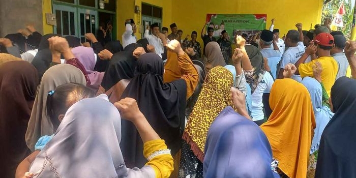 Warga saat menyambut Gus Barra dalam kampanye Pilkada 2024 di Kabupaten Mojokerto.