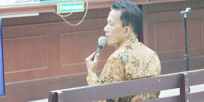 Kepala Dinas Perdagagan Roosli Soelihanjono saat jadi saksi di persidangan kasus korupsi dengan terdakwa Bupati Bangkalan R. Abdul Latif Amin Imron di Pengadilan Tipikor Surabaya, Selasa (2/5/2023).