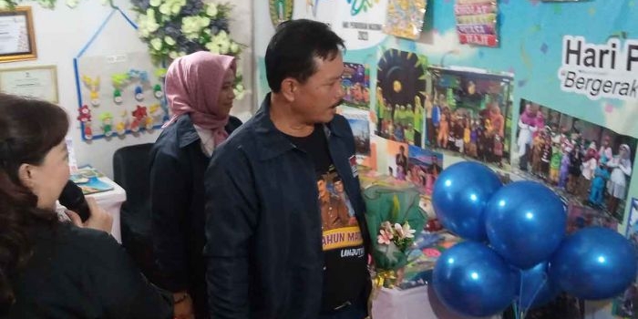 Wali kota Madiun, Maidi menyaksikan hasil karya para anak didik. Foto : HENDRO SUHARTONO/ BANGSAONLINE.com