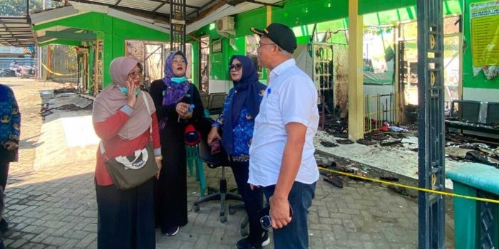 Kepala Dinkes Kabupaten Kediri, Ahmad Khatib, saat meninjau bekas kebakaran di Puskesmas Tiron. Foto: Ist