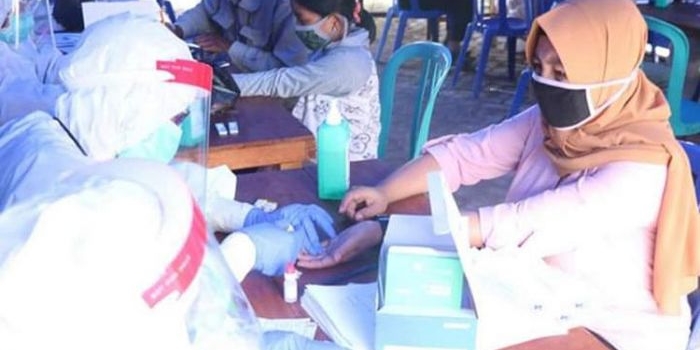 Suasana rapid test dan swab test di Desa Mojorejo.