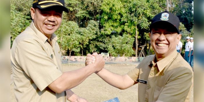 Wabup Pungkasiadi menyerahkan penghargaan kepada Kepala Sekolah SMA Negeri 1 Puri Suhariyono selaku Official dan Pembina Kadarkum.