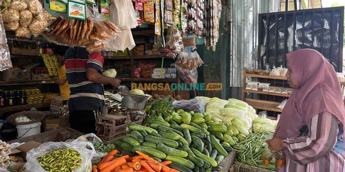 Salah satu penjual sembako di Pasar Baru Tuban. Foto: Bangsaonline.