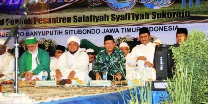 ?Dari kiri, Syeikh Prof Dr H Muhammad Fadil Al-Jailani asal Turki, KHR Ahmad Azaim Ibrahimy, Menag Lukman Hakim Saifuddin, dan Wakil Gubernur Saifullah Yusuf, dalam acara Peringatan 1 Abad PP Salafiyah Syafi’iyah Situbondo, di halaman PP Salafiyah Syafi’iyah Sukorejo, Situbondo, Selasa (17/6) malam. foto:humasprov/BANGSAONLINE