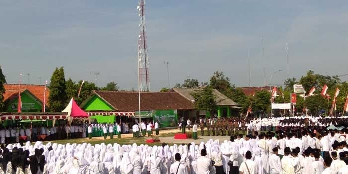 Upacara hari santri di Senori.