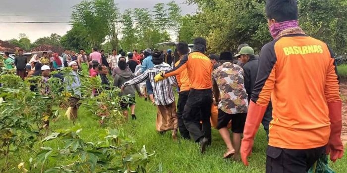 Petugas saat mengevakuasi salah satu nelayang yang tewas usai dilaporkan menghilang di Pamekasan.