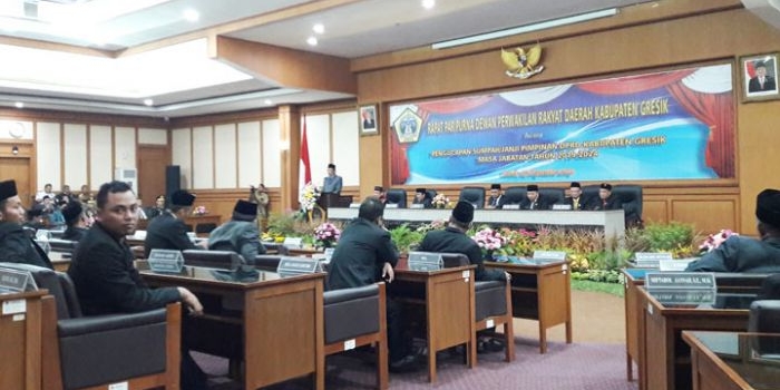DPRD Gresik saat menggelar paripurna pelantikan pimpinan DPRD definitif. foto: SYUHUD/ BANGSAONLINE