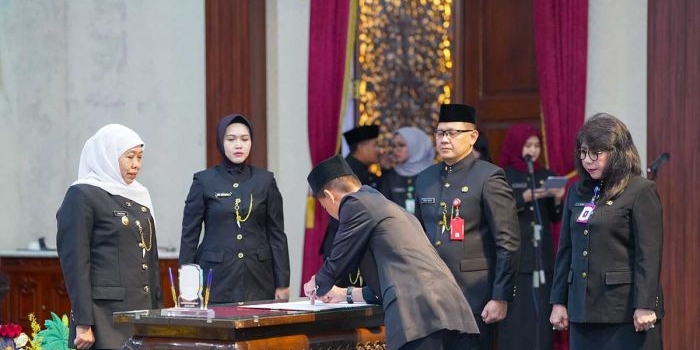 gubernur-khofifah-lantik-128-kepala-sekolah-sma-smk-dan-slb-negeri