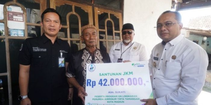 Pj Wali Kota Madiun Menyerahkan santunan JKM kepada Ahli waris (dok. Ist)