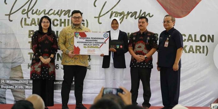 Bupati Kediri, Hanindhito Himawan Pramana, saat menyerahkan beasiswa. Foto: Ist