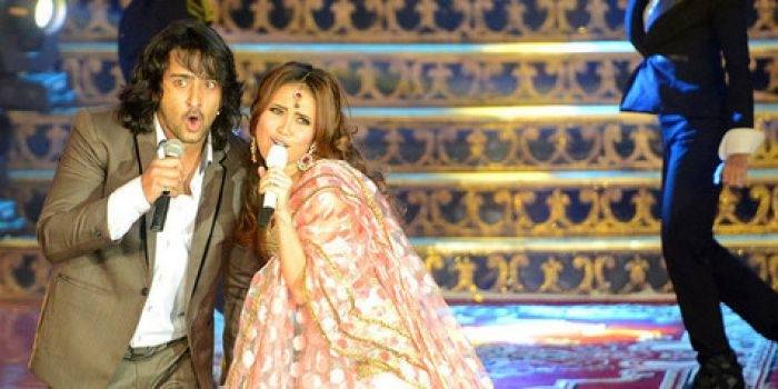 Shaheer Sheikh dan Ayu Ting Ting saat di panggung PAA. foto: kapanlagi.com