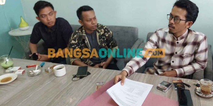 Ketua LPBHNU Sampang bersama anggotanya saat jumpa pers. Foto: MUTAMMIM/BANGSAONLINE