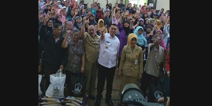 H.M Anton, Walikota Malang, didampingi Camat Klojen Agus Subali dan Kadinsos Sri 