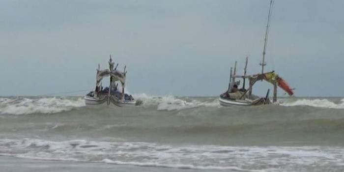 PARKIR: Perahu nelayan ditambatkan gara-gara gelombang tinggi di perairan Kecamatan Ambunten, Kabupaten Sumenep. foto: rahmat/ BANGSAONLINE