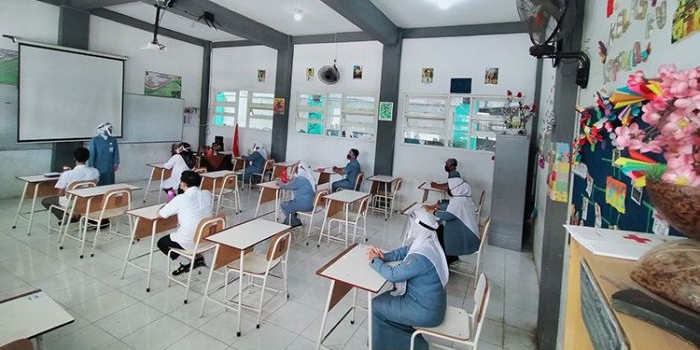 Para Guru SMPN 15 Surabaya saat sedang melakukan simulasi PMB di ruang kelas dan sebelum masuk kelas. (foto: ist).