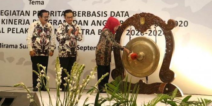Gubernur Khofifah Indar Parawansa memukul gong pada acara Konsolidasi Perencanaan dan Penganggaran II Program Kependudukan, Keluarga Berencana, dan Pembangunan Keluarga Tahun Anggaran 2020 di Hotel Grand Mercure, Surabaya, Senin (16/9). foto: istimewa/ bangsaonline.com