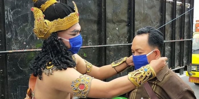 Aksi bagi-bagi masker dan sosialisasi terkait protokol kesehatan (prokes) bernuansa kerajaan Jawa kuno. (foto: ist).