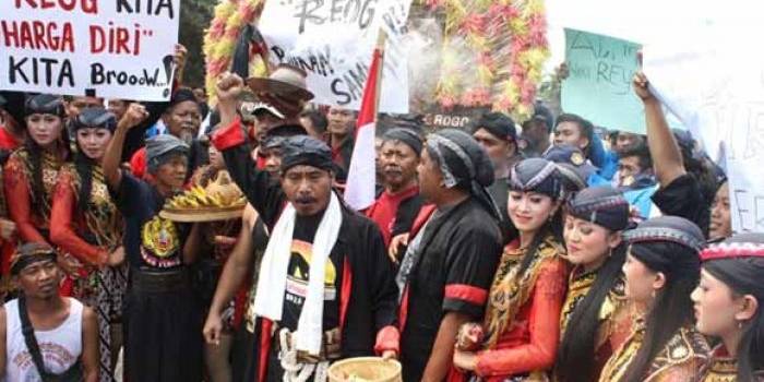 Ratusan seniman reog saat demo di depan gedung DPRD Ponorogo. foto: BANGSAONLINE