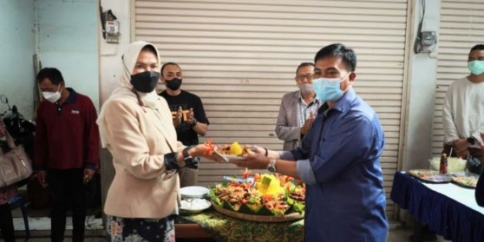 Wali Kota Batu, Dewanti Rumpoko saat mengunjungi Pasar Sayur dan bertemu dengan pedagang sayur dan pedagang buah, Sabtu (13/11/2021). Foto: Agus Salimullah/ BANGSAONLINE.com