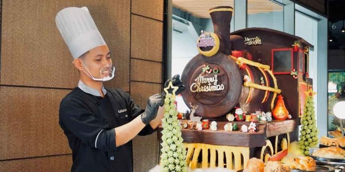 grand-mercure-malang-hadirkan-kereta-cokelat-60-kg-di-natal-2025