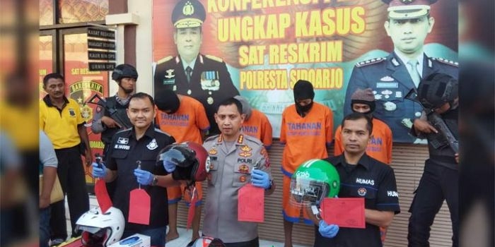 Kapolresta Sidoarjo Kombes Pol Zain Dwi Nugroho menunjukkan para pelaku beserta barang bukti yang diamankan.