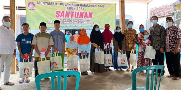 Penyerahan santunan dan paket sembako dari PT TPPI kepada anak yatim dan kaum duafa secara simbolis.