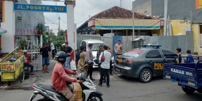 eksekusi-mandiri-di-jalan-pogot-sengketa-tanah-berujung-pemagaran-warung-sembako