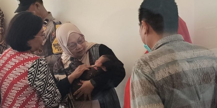  Bayi malang yang dibuang orang tuanya saat dalam gendongan petugas dari Dinsos Kabupaten Kediri. Foto: Muji Harjita/BANGSAONLINE