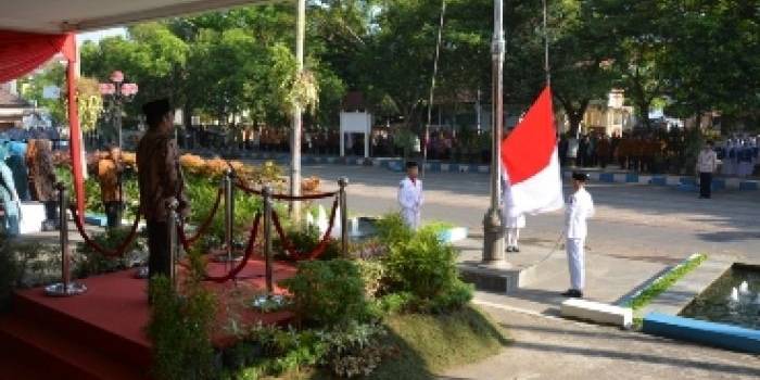 Momentum pengibaran Sang Saka Merah Putih. Foto: fery/BANGSAONLINE