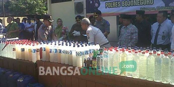 Ribuan liter minuman keras dimusnahkan Polres Bojonegoro. foto: eki nurhadi/ BANGSAONLINE