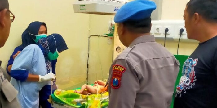 Anggota Polres Sumenep saat mengecek kondisi bayi yang dirawat di RSUD dr. H. Moh. Anwar