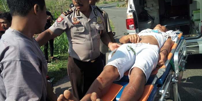 Salah satu korban saat hendak dievakuasi ke puskesmas.