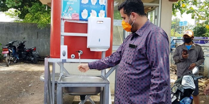 Wali Kota Probolinggo Habib Hadi Zainal Abidin saat mencoba wastafel portabel di Pasar Ikan Mayangan.
