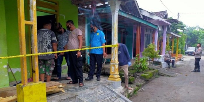 Rumah tempat korban meninggal dunia dipasang garis polisi. foto: AAN AMRULLOH/ BANGSAONLINE