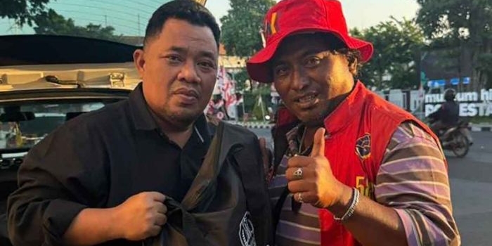 gus-yusuf-salurkan-bantuan-dan-bendera-merah-putih-titipan-gubernur-khofifah