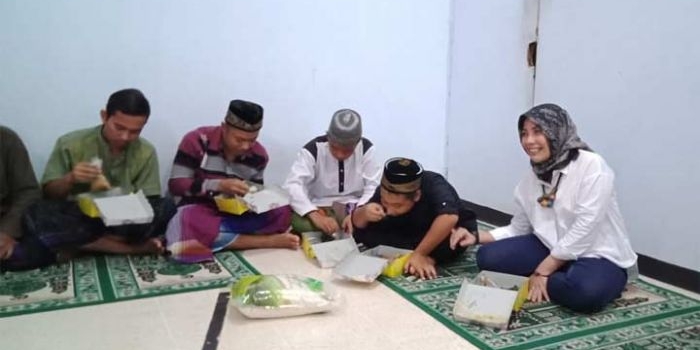 Yuli Andriyani saat makan bersama anak-anak yatim di panti asuhan Muhammadiyah Kota Kediri.