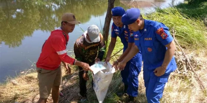 gandeng-masyarakat-satpolairud-polresta-sidoarjo-bersihkan-sampah-di-kawasan-pesisir