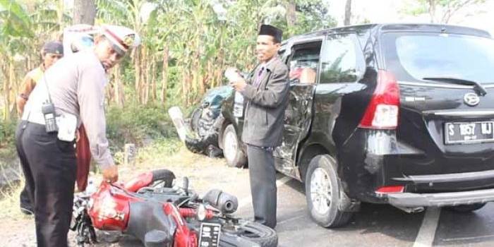 Petugas saat mengevakuasi kendaraan yang terlibat kecelakaan beruntun. (foto: soewandito/BANGSAONLINE)