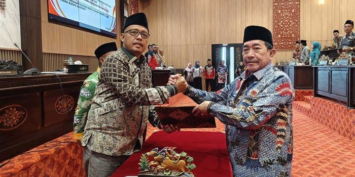 pemkab-sumenep-sampaikan-nota-keuangan-atas-raperda-tentang-p-apbd-2025