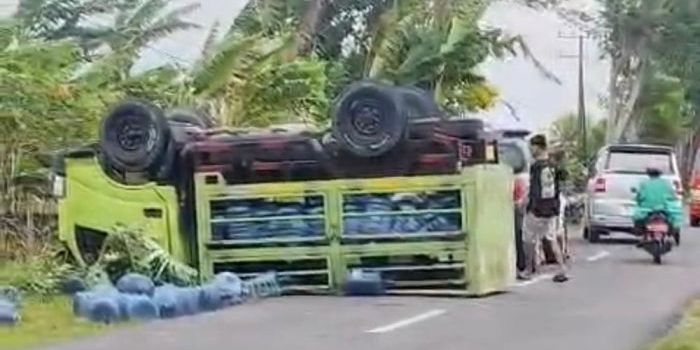 hilang-kendali-saat-hindari-kendaraan-truk-muat-galon-hantam-pemotor-hingga-terguling-di-ngawi