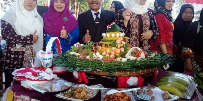 Ilustrasi tumpeng.