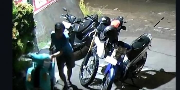 terekam-cctv-motor-yamaha-fazio-pengunjung-warkop-digondol-maling-di-pakal-surabaya