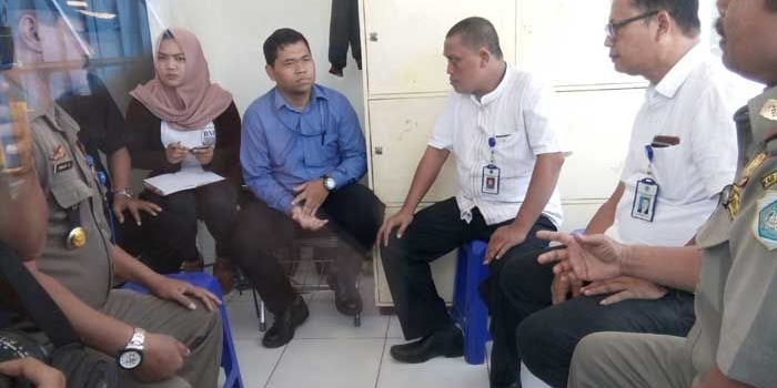 Tim KTL dan Satpol PP saat diterima di Pos Keamanan.