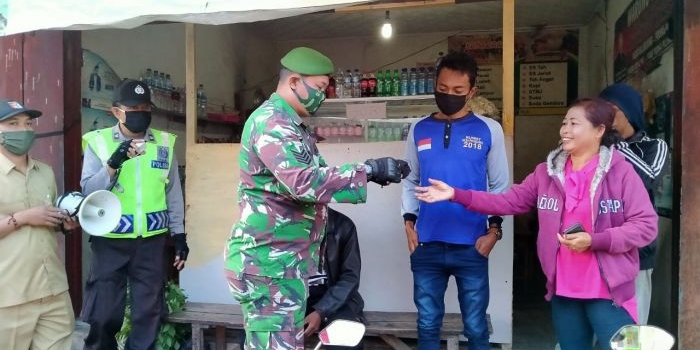 Saat bagi-bagi masker gratis.