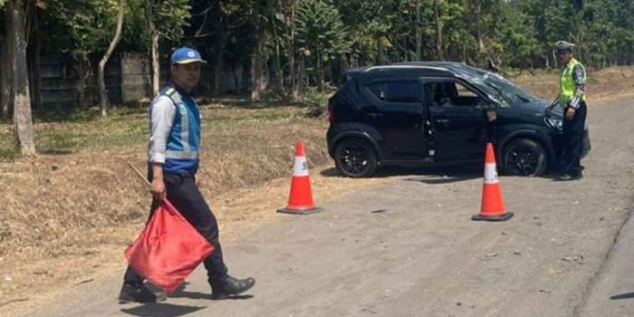 Suzuki Ignis yang terbalik di ruas Tol Waru Sidoarjo, Senin (25/9/2023).